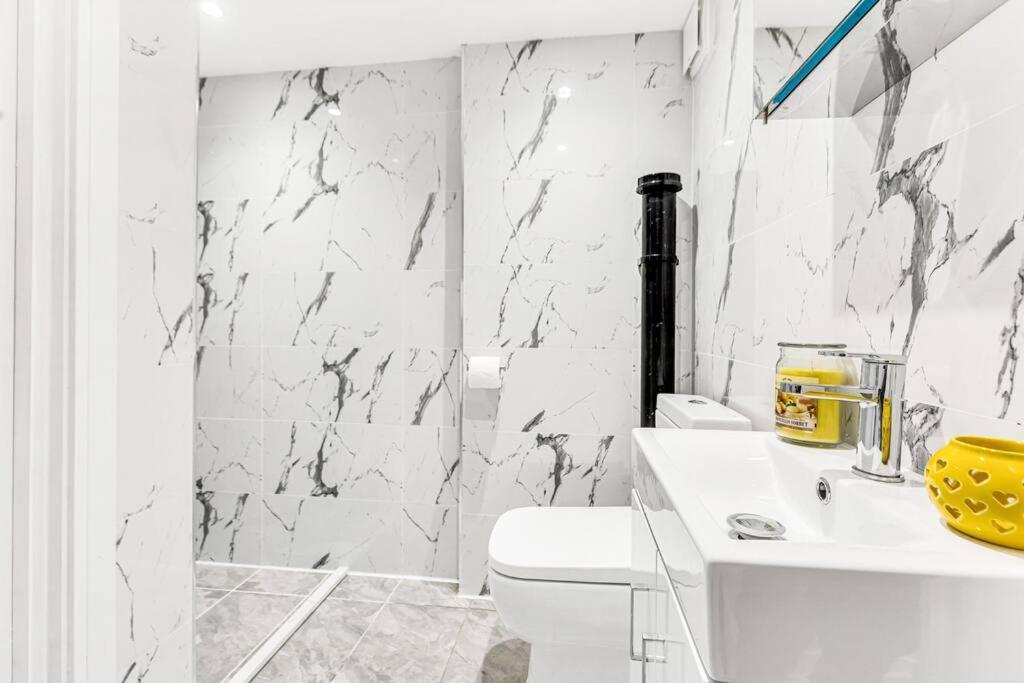Luxstay Holland Park Apartment With Ac London Exterior foto