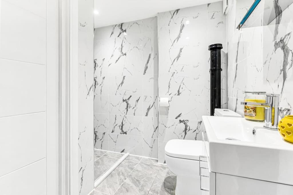 Luxstay Holland Park Apartment With Ac London Exterior foto